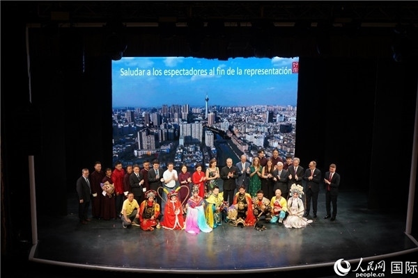 圖為王衛(wèi)大使與蒙迪諾外長(zhǎng)等嘉賓登臺(tái)祝賀。人民網(wǎng)記者 許放攝