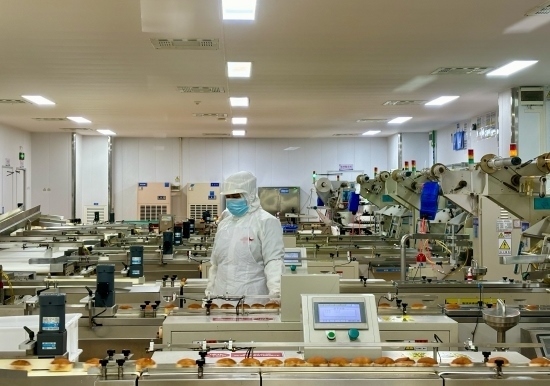 盼盼5G智慧工廠生產(chǎn)線正在進(jìn)行產(chǎn)品質(zhì)檢。人民網(wǎng)記者 金慧慧攝