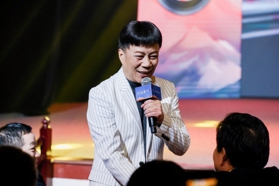 “何以中國·向海泉州”網(wǎng)絡(luò)主題活動現(xiàn)場，陳百潭演出時與觀眾互動。泉州廣播電視臺供圖