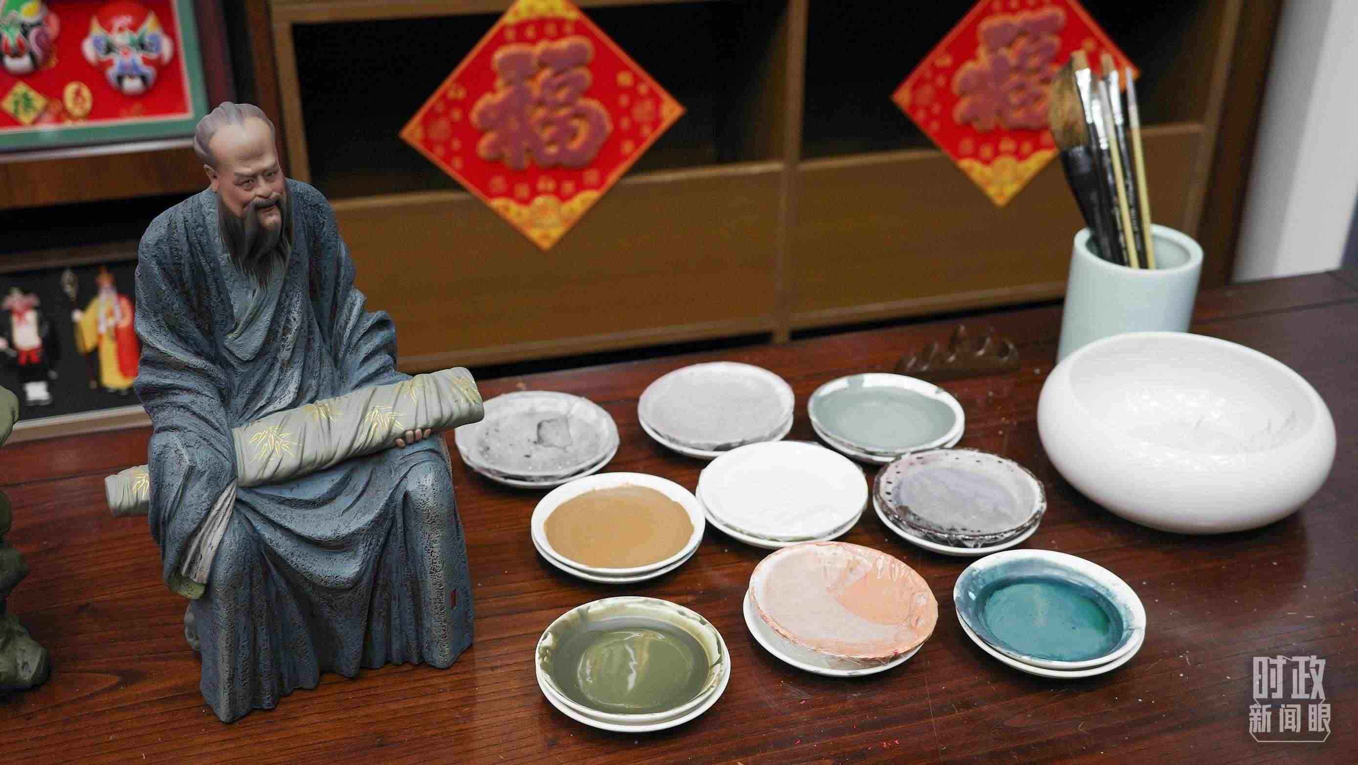 △天津古文化街，泥人張店鋪的上色顏料展示。（總臺央視記者覃思拍攝）