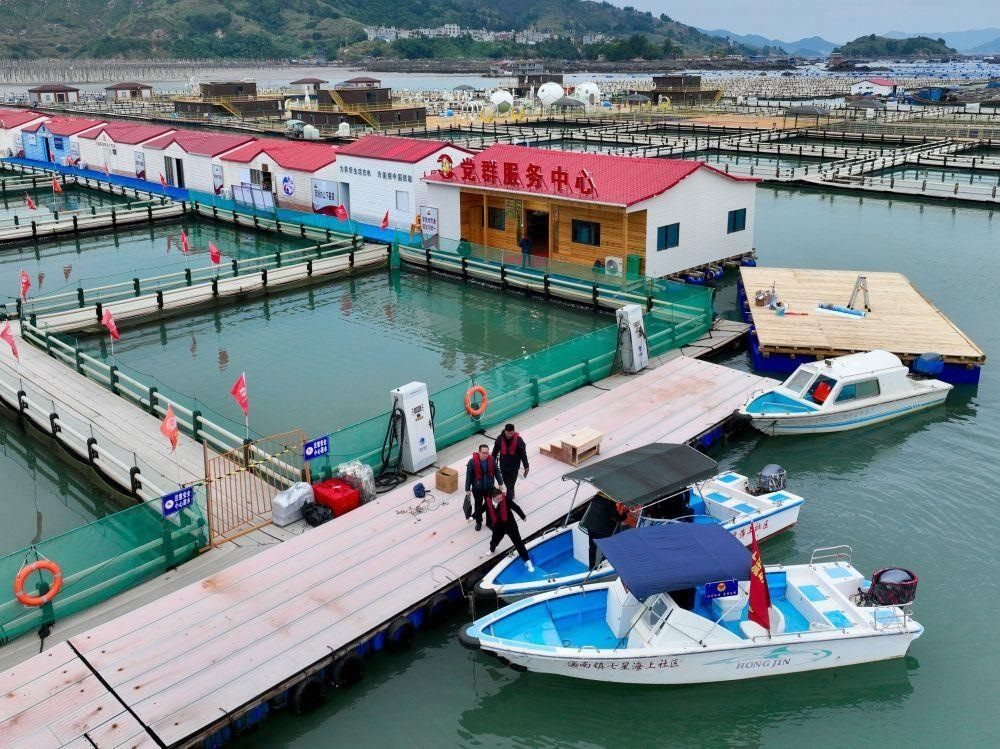 △2023年11月14日，福建寧德市霞浦縣溪南鎮(zhèn)七星海上社區(qū)的工作人員，前往轄區(qū)漁排進(jìn)行民情走訪。