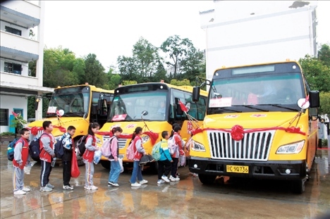 △2023年9月28日，湖北竹山縣校園直通車全域開通后，學(xué)生在有序排隊(duì)乘車。第二批主題教育開展后，竹山縣將實(shí)施農(nóng)村道路暢通工程作為為民辦實(shí)事的重要內(nèi)容。