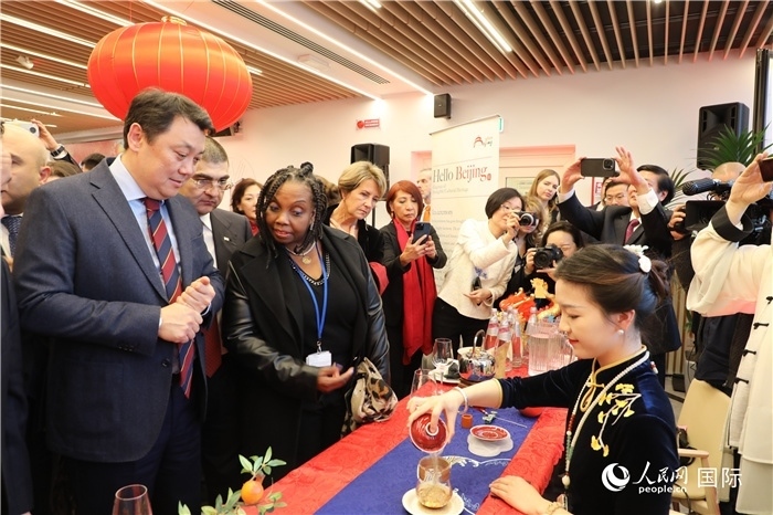 到訪嘉賓欣賞中國(guó)茶藝并品茶。 