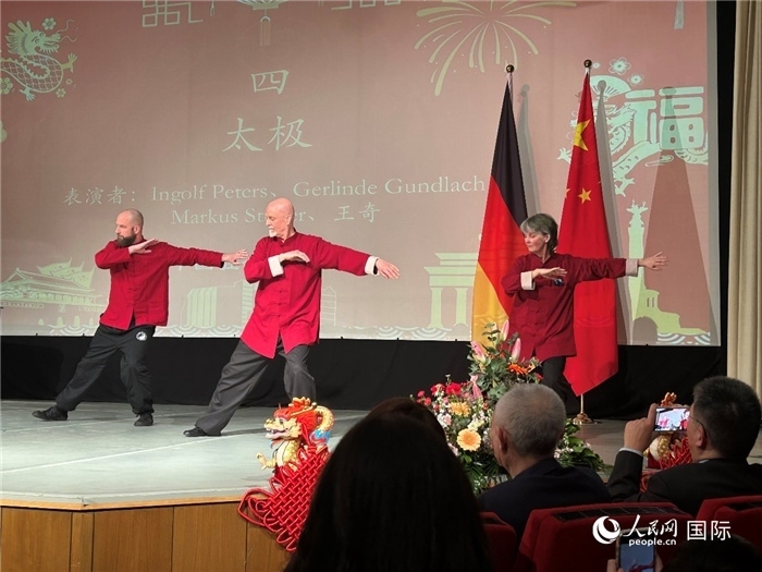 太極，表演者：Ingolf Peters、Gerlinde Gundlach、Markus Stüber
