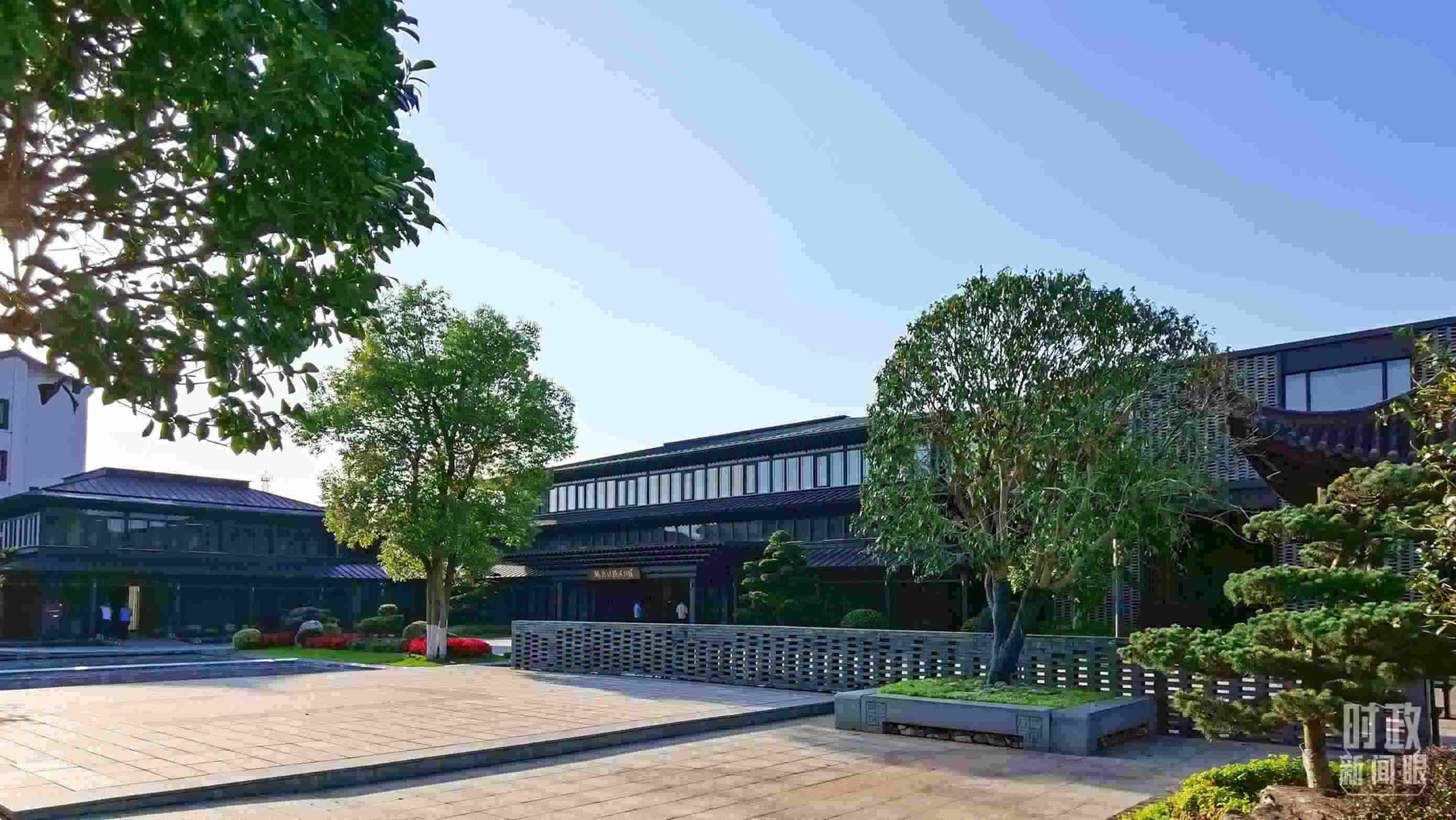 △楓橋經(jīng)驗陳列館。2023年9月，習(xí)近平來到這里考察，強調(diào)要發(fā)展好新時代“楓橋經(jīng)驗”。（總臺央視記者陳漢章拍攝）