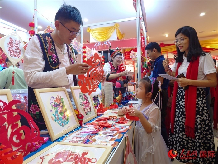 活動(dòng)現(xiàn)場(chǎng)的剪紙展示。人民網(wǎng)記者 謝佳君攝