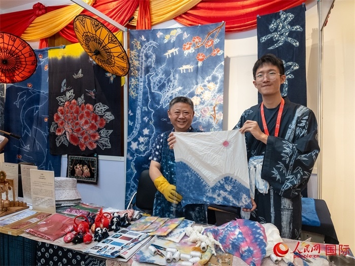 活動(dòng)現(xiàn)場(chǎng)的扎染展示。人民網(wǎng)記者 謝佳君攝