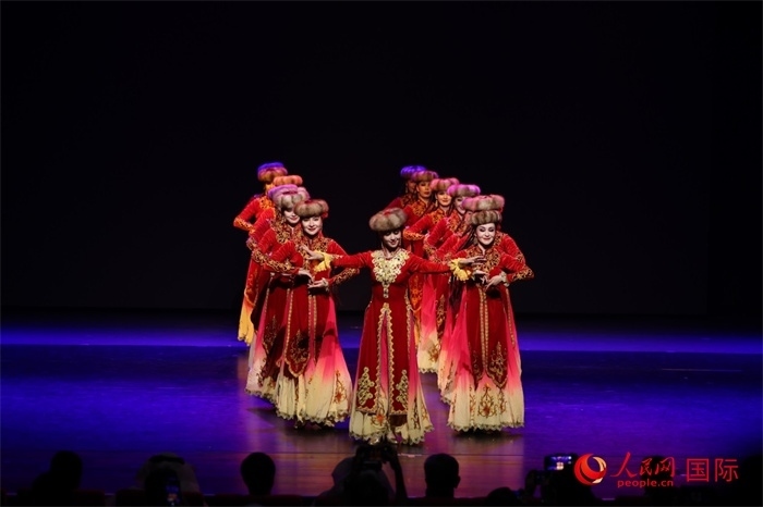 2日在阿聯(lián)酋迪拜舉行的大型音舞詩畫《新疆是個好地方》文藝演出。人民網(wǎng)記者任皓宇攝
