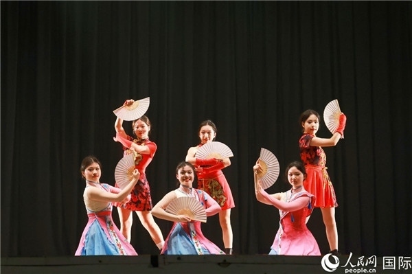 燈光秀匯演現(xiàn)場(chǎng)節(jié)目精彩紛呈。人民網(wǎng)記者 陳海琪攝