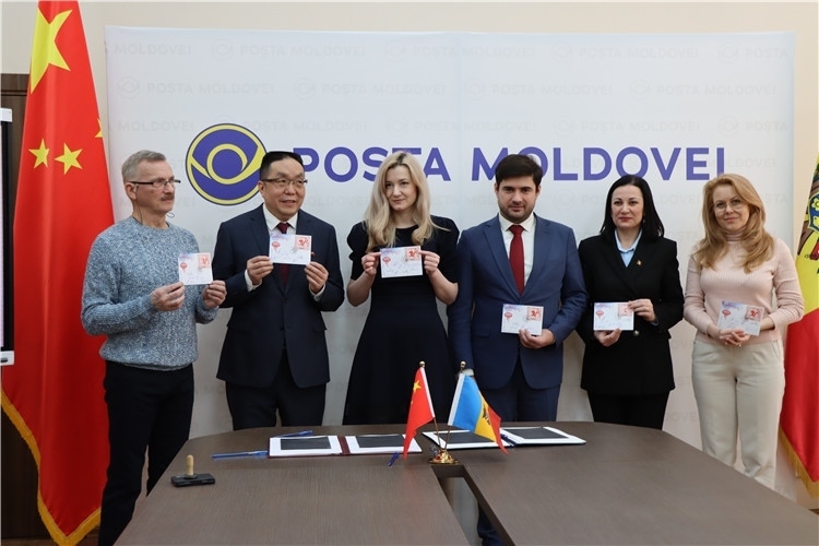 摩爾多瓦首發(fā)龍年生肖郵票。中國駐摩爾多瓦大使館供圖