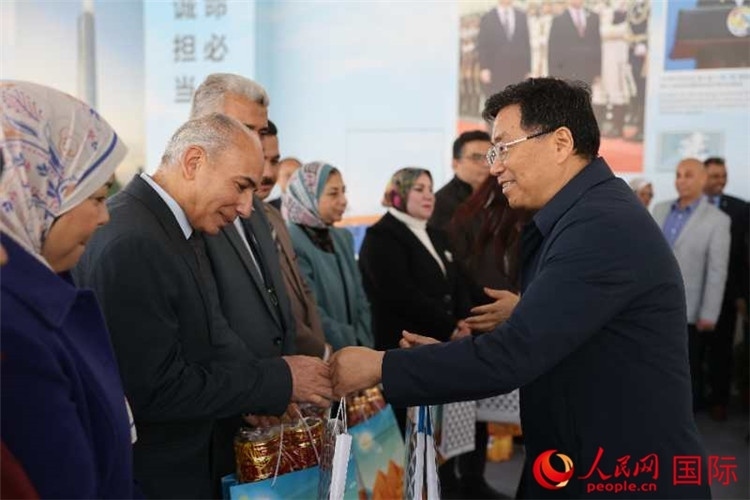中建埃及分公司董事長常偉才為埃及師生發(fā)放新年禮包。人民網(wǎng)記者 黃培昭攝