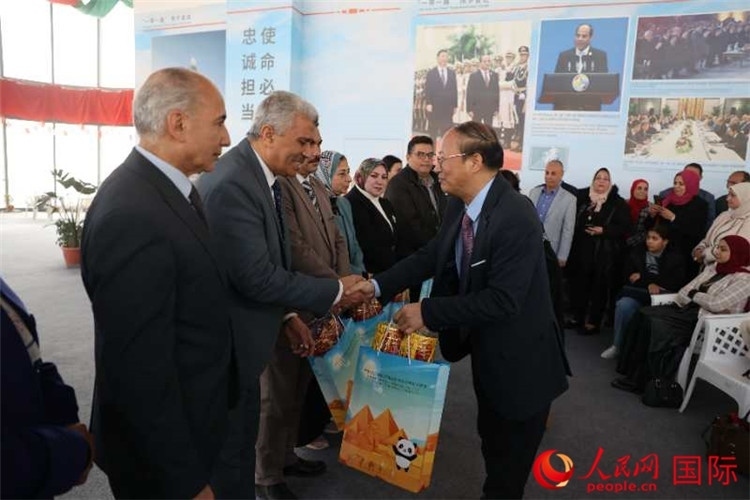 中國駐埃及使館教科處盧春生公參為埃及師生發(fā)放新年禮包。人民網(wǎng)記者 黃培昭攝