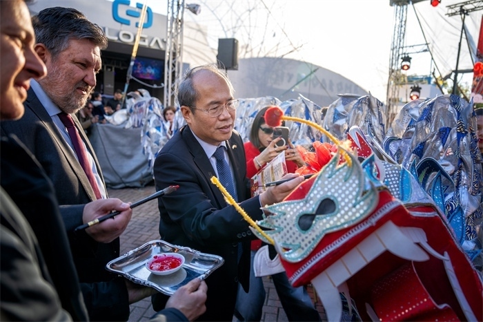 中國駐希臘大使館大使肖軍正與希方嘉賓為舞龍點睛?！吨邢r報》供圖