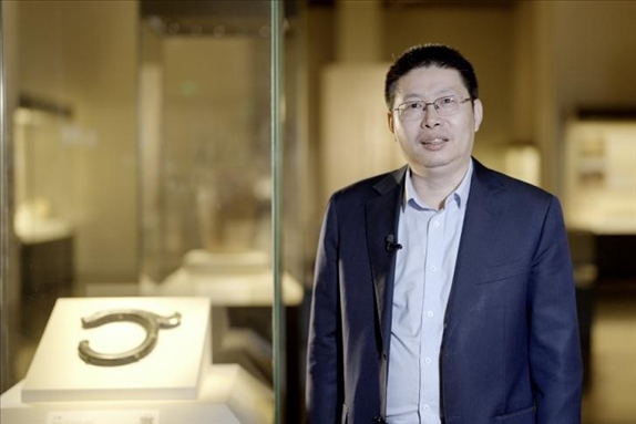 中國(guó)國(guó)家博物館副館長(zhǎng)張偉明介紹館藏C形玉龍。