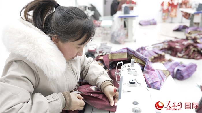 1月24日，在山東省菏澤市曹縣大集鎮(zhèn)云牧服飾有限公司，高燕正在縫制馬面裙。 人民網(wǎng)記者 袁蒙攝