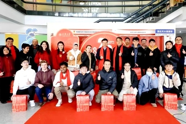 天津大學(xué)同學(xué)們收到新春大禮包。校方供圖