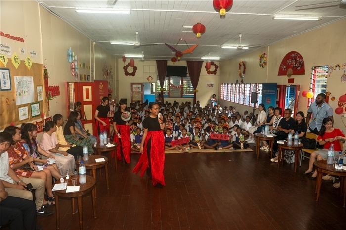 中華學(xué)校學(xué)生表演扇子舞。