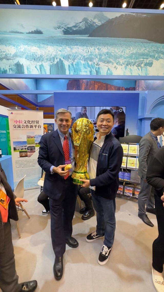 2022年，馬克西米與同事在上海。圖片由受訪者提供