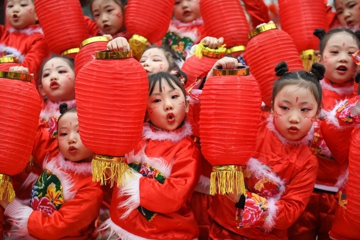 1月18日，四川省閬中市閬中古城，民間藝人和文藝工作者在表演節(jié)目歡度臘八節(jié)，喜迎農(nóng)歷新年。這是參演的小朋友在表演。新華社發(fā)（王玉貴 攝）