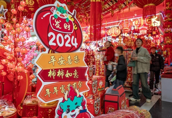 1月11日，顧客在昆明新螺螄灣國(guó)際商貿(mào)城選購(gòu)節(jié)日飾品。新華社記者 陳欣波 攝