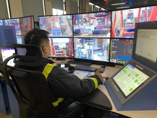 圖為寧波舟山港梅山港區(qū)遠(yuǎn)控操作室內(nèi)，橋吊司機(jī)在遠(yuǎn)程控制橋吊裝卸。新華社記者魏一駿 攝