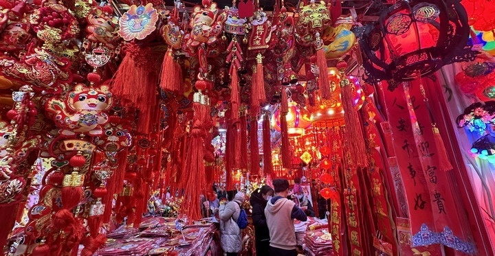 1月19日，市民在北京一商場(chǎng)內(nèi)選購(gòu)春節(jié)裝飾品。新華社記者李欣攝