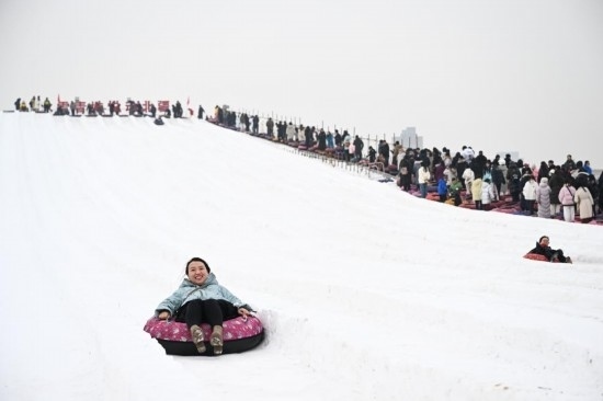 圖為1月18日，市民在內(nèi)蒙古賽馬場滑雪圈。新華社記者 貝赫 攝
