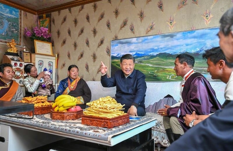 △2021年6月8日，習(xí)近平總書記在青海海北藏族自治州剛察縣果洛藏貢麻村，同藏族牧民索南才讓一家人圍坐在客廳聊家常。