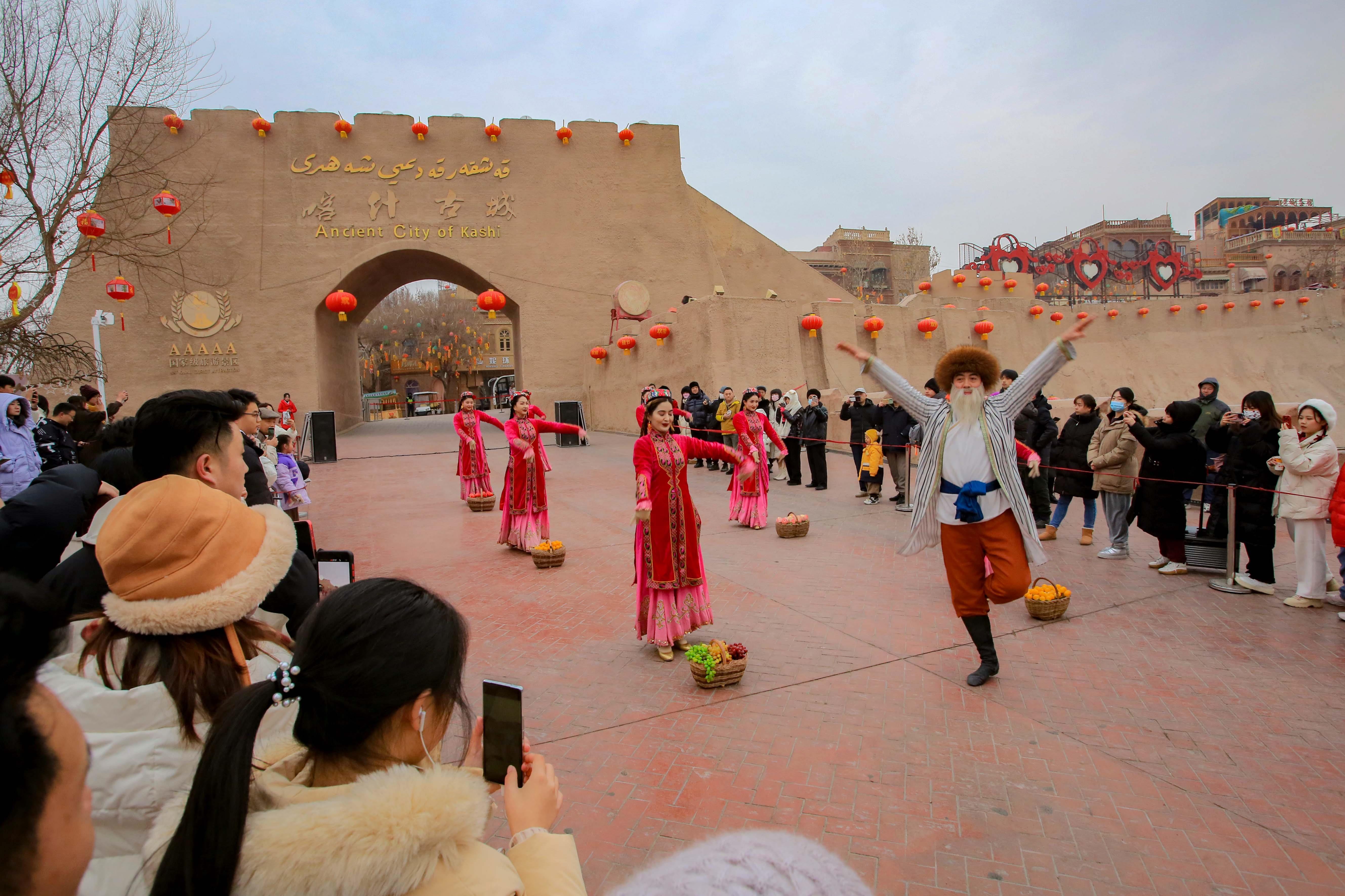 △2024年2月4日，演員在新疆喀什古城入城儀式上表演舞蹈。