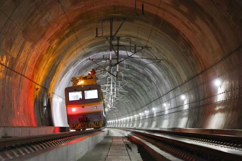 凌晨，接觸網(wǎng)作業(yè)車的燈光紅黃相間。胡鵬攝