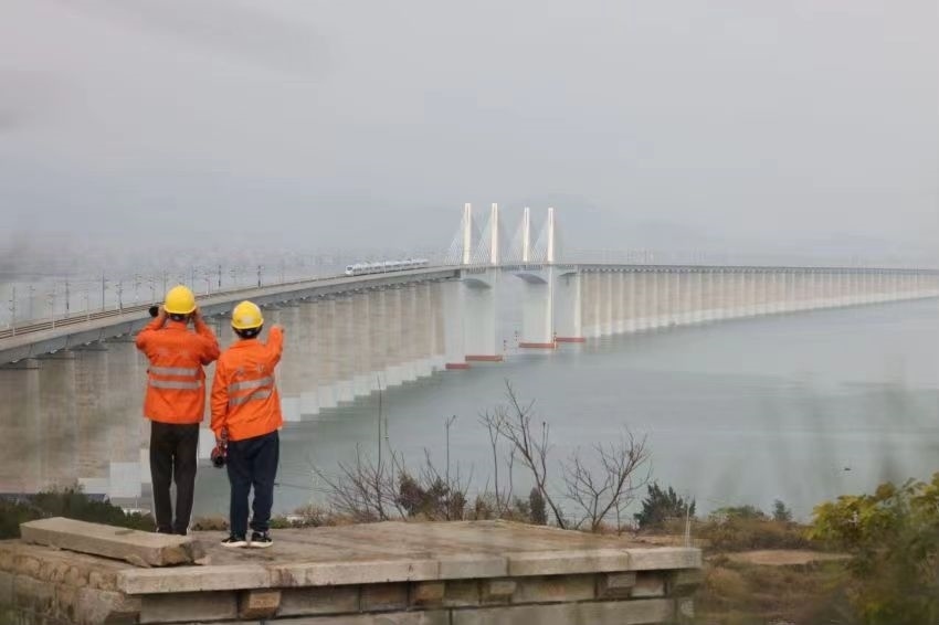 許沖和工友在白天巡視湄洲灣大橋上的供電設(shè)備。胡鵬攝