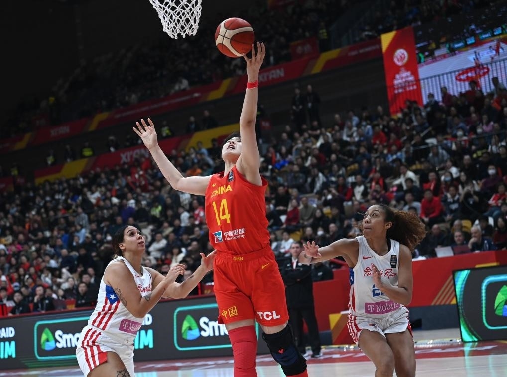 2月11日，中國隊球員李月汝（中）在比賽中上籃。新華社記者 李一博 攝