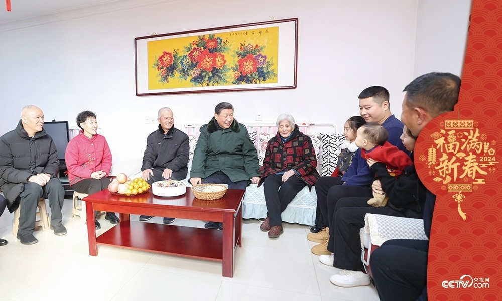 2024年2月1日，習近平總書記在天津市西青區(qū)辛口鎮(zhèn)第六埠村考察時，同村民杜洪剛一家人親切拉家常。