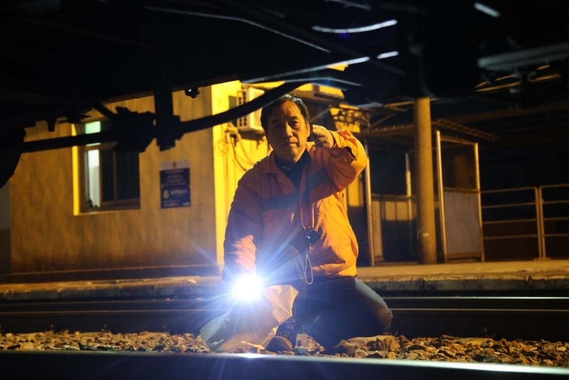 凌晨2點，李金饒正在檢查關(guān)門車。陸佳駿攝