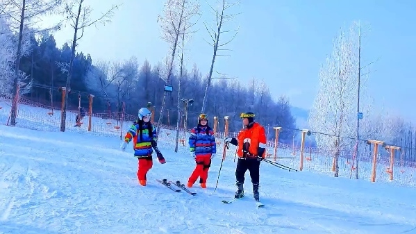 新春走基層｜滑雪場上過春節(jié)！冰城“冷資源”變成“熱經(jīng)濟”