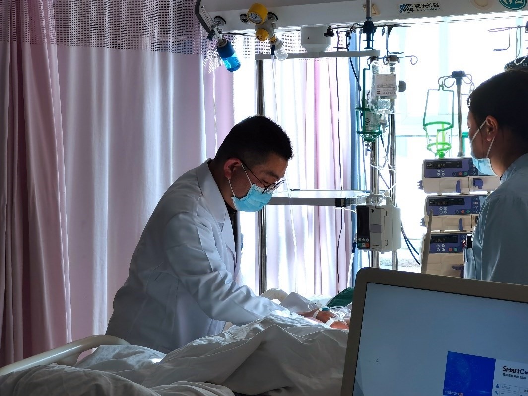 徐晉偉正在觀察患者體征。人民網(wǎng)記者 栗翹楚攝