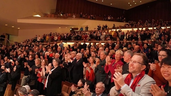 中德觀眾觀看中央民族樂團(tuán)“”天地永樂·中國(guó)節(jié)“”音樂會(huì)。中國(guó)駐德國(guó)大使館供圖