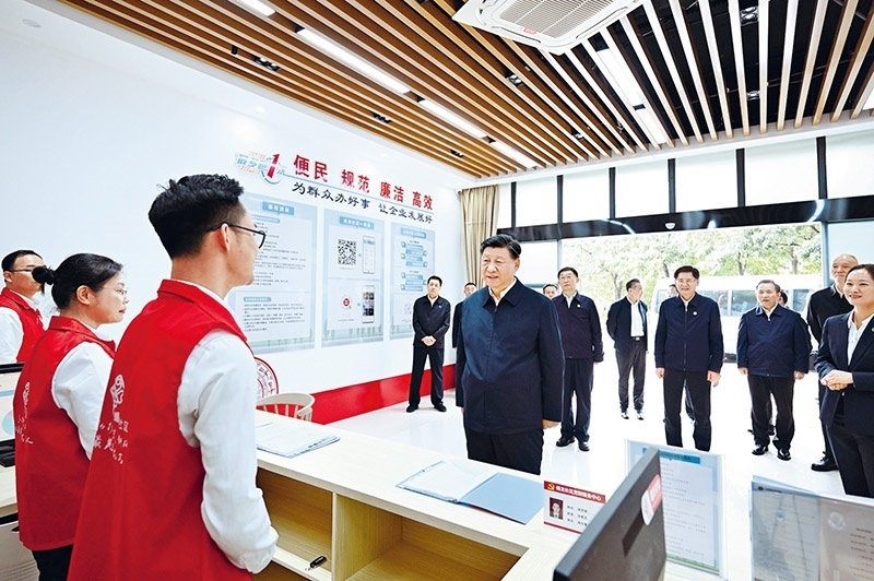 2023年12月14日至15日，中共中央總書記、國家主席、中央軍委主席習近平在廣西考察。這是14日上午，習近平在南寧市良慶區(qū)蟠龍社區(qū)黨群服務中心考察。 新華社記者 燕雁/攝