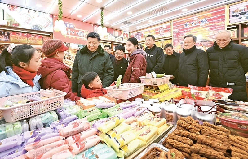 2024年2月1日至2日，中共中央總書記、國家主席、中央軍委主席習近平來到天津，看望慰問基層干部群眾。這是1日下午，習近平在天津古文化街考察時，走進店鋪同現(xiàn)場群眾互動交流。 新華社記者 謝環(huán)馳/攝