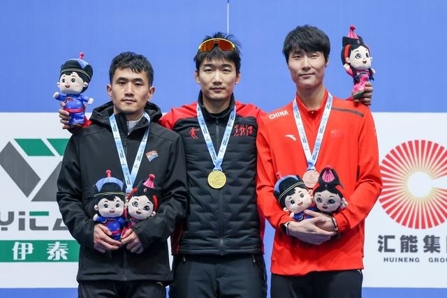 1月12日，“十四冬”速度滑冰（公開組）男子500米比賽，冠軍黑龍江隊(duì)選手高亭宇（中）、亞軍遼寧隊(duì)選手楊濤（左）、季軍河北隊(duì)選手李添龍?jiān)陬C獎儀式上合影。新華社記者 王楷焱 攝