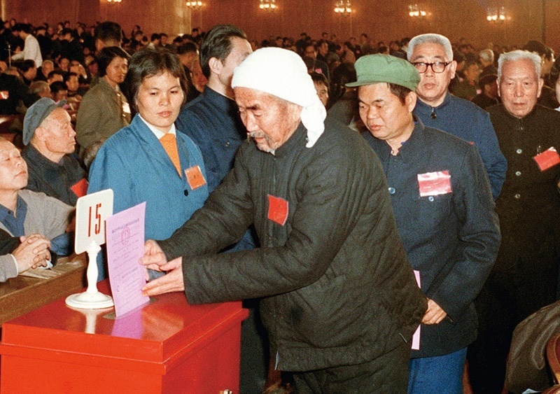 我國現(xiàn)行憲法于1982年12月4日由第五屆全國人大第五次會(huì)議通過并公布施行。根據(jù)改革開放和社會(huì)主義現(xiàn)代化建設(shè)的實(shí)踐和發(fā)展，全國人大于1988年、1993年、1999年、2004年、2018年先后5次作出必要的、也是十分重要的修正。圖為出席第五屆全國人民代表大會(huì)第五次會(huì)議的代表投票表決《中華人民共和國憲法》（資料照片）。 新華社發(fā)