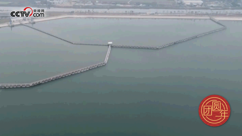 △西江潛地行，潤(rùn)澤大灣區(qū)。珠江三角洲水資源配置工程西起廣東佛山順德西江干流鯉魚洲，穿越獅子洋，東至深圳公明水庫(kù)，是世界上流量最大的長(zhǎng)距離有壓調(diào)水工程。