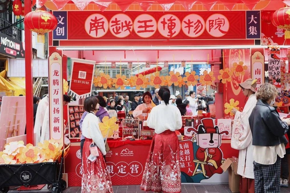 在西湖花市的南越王博物院攤位，文創(chuàng)與花市的跨界融合吸引了不少市民游客駐足。（南越王博物院供圖）