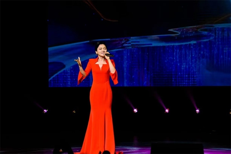 女高音歌唱家陳思思演唱《但愿人長久》。趙 靖攝