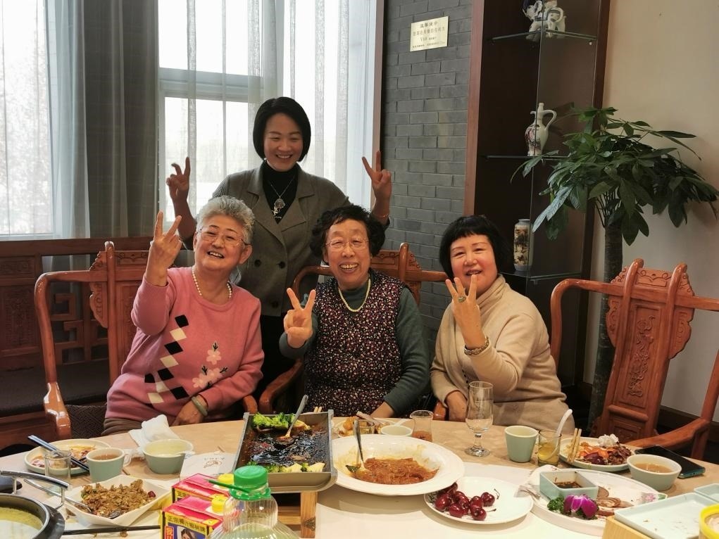 吳釗（前排左一）和鄰居一起在天津過年。（采訪對象供圖）