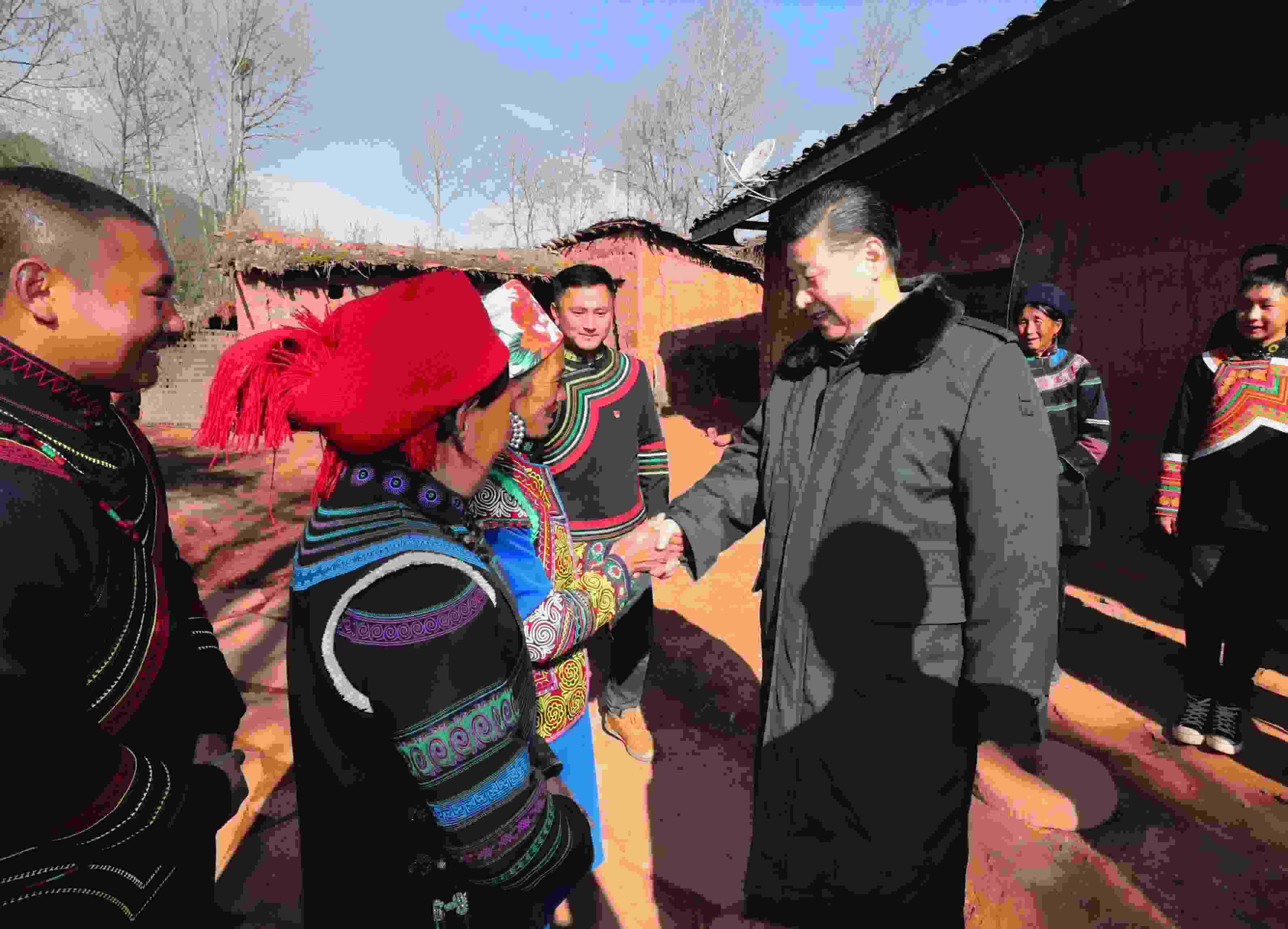 △ 2018年2月11日，習(xí)近平總書(shū)記驅(qū)車(chē)2個(gè)多小時(shí)，從四川西昌市來(lái)到位于大涼山深處的昭覺(jué)縣三岔河鄉(xiāng)三河村、解放鄉(xiāng)火普村，走進(jìn)彝族貧困群眾家中，看實(shí)情、問(wèn)冷暖、聽(tīng)心聲，同當(dāng)?shù)馗刹咳罕姽采叹珳?zhǔn)脫貧之策。