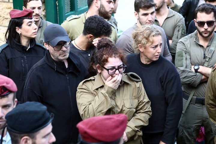 1月23日，在以色列特拉維夫的一處公墓，人們參加一名以色列士兵的葬禮。新華社發(fā)（吉德翁·馬科維奇攝/基尼圖片社）