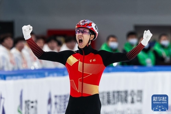 吉林隊選手孫龍沖線后慶祝勝利。新華社記者 李博 攝