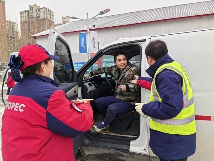 加能站員工為雪天到站充電的司機(jī)送來泡面并邀請他到站里休息。受訪者供圖