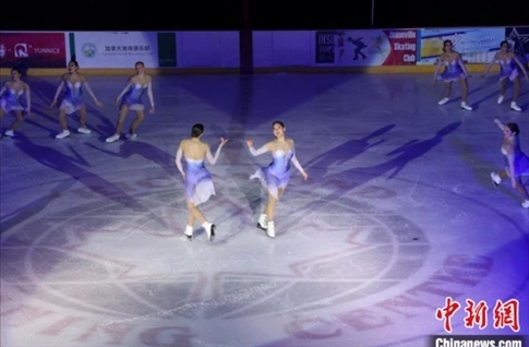 當(dāng)?shù)貢r間2月17日晚，青少年冰上春晚在加拿大多倫多舉行。圖為曾獲加拿大全國冠軍的一支青少年花滑隊進行集體自由滑表演。 中新社記者 余瑞冬 攝